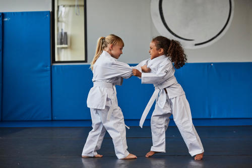 jeunes filles qui font du judo